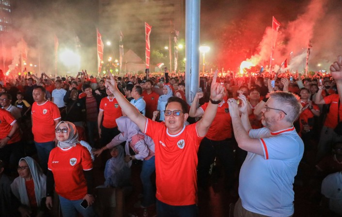 Ribuan masyarakat ikut nonton bareng pertandingan antara Indonesia vs Uzbekistan yang digelar Pemprov Jatim di halaman Gedung Negara Grahadi, Senin (29/4/2024) malam. 