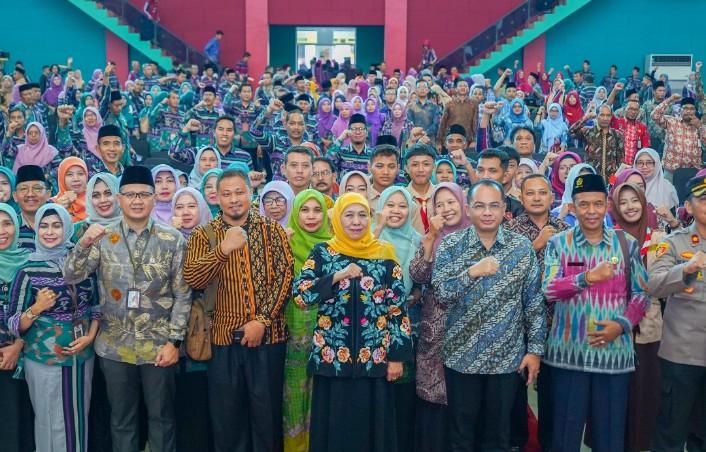 Khofifah Indar Parawansa menyatu bersama 1.600 guru dan tenaga pendidikan dalam acara Halal bi Halal Cabang Dinas Pendidikan Se-Bakowil 1 Madiun, di Kota Madiun, Jumat (3/5/2024).