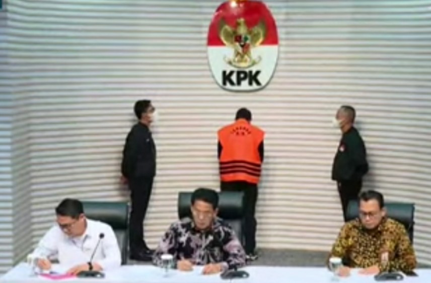 Bupati Sidoarjo, Ahmad Mudhlor Ali, yang juga dikenal sebagai Gus Muhdlor, resmi ditahan oleh KPK terkait dengan dugaan korupsi pemotongan insentif ASN di Badan Pelayanan Pajak Daerah (BPPD) Sidoarjo, Selasa (7/5).