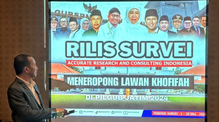 Direktur ARCI Baihaki Sirajt dalam paparan survei di Surabaya, Rabu (15/5/2024).