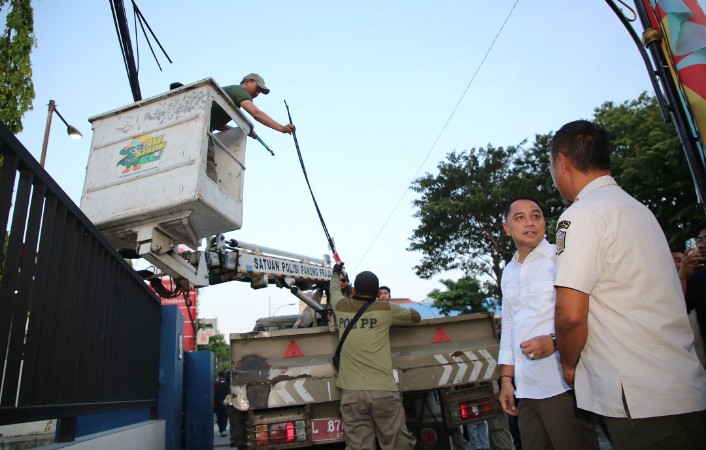 Pemkot Surabaya menargetkan penataan jaringan kabel utilitas di kawasan Kota Lama Jalan Rajawali akan rampung pada akhir pekan ini