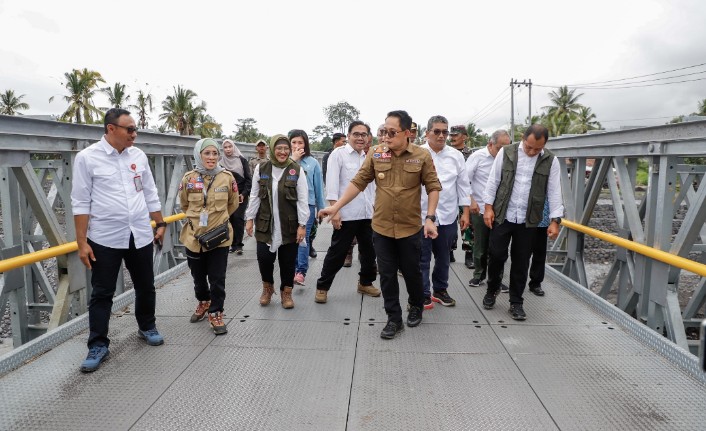 Penjabat Gubernur Jawa Timur, Adhy Karyono, meresmikan tanggul Sungai Mujur dan Jembatan Mujur II Kelopo Sawit yang berlokasi di Desa Kloposawit, Kecamatan Candipuro, Kabupaten Lumajang pada hari Sabtu (8/6). 