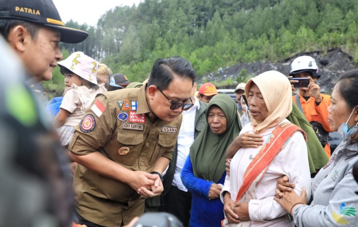 Penjabat (Pj) Gubernur Jawa Timur, Adhy Karyono, melakukan kunjungan ke lokasi bencana longsor di Dusun Supit, Desa Pronojiwo, Kecamatan Pronojiwo, Kabupaten Lumajang pada Sabtu (8/6)