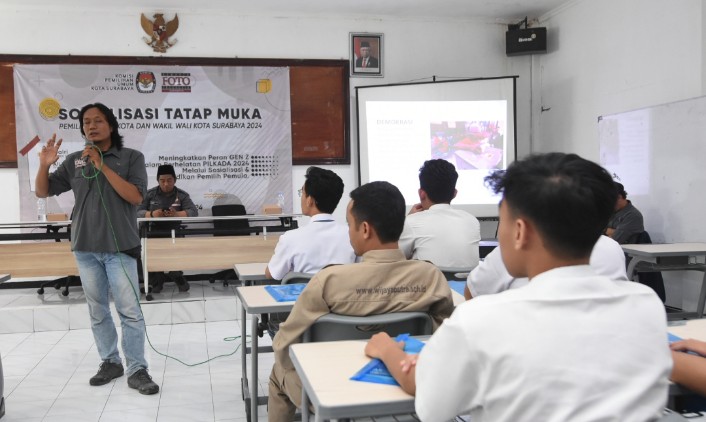 Divisi Pengembangan SDM PFI Surabaya, Ali Masduki saat melakukan sosialisasi tatap muka meningkatkan partisipasi pilkada di SMA Wijaya Putra Surabaya, Jawa Timur, Senin (10/6/2024). 