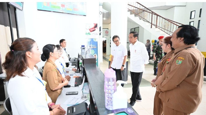 Presiden Joko Widodo saat mengunjungi Rumah Sakit Umum Daerah (RSUD) Tamiang Layang di Kabupaten Barito Timur, Kamis, 27 Juni 2024