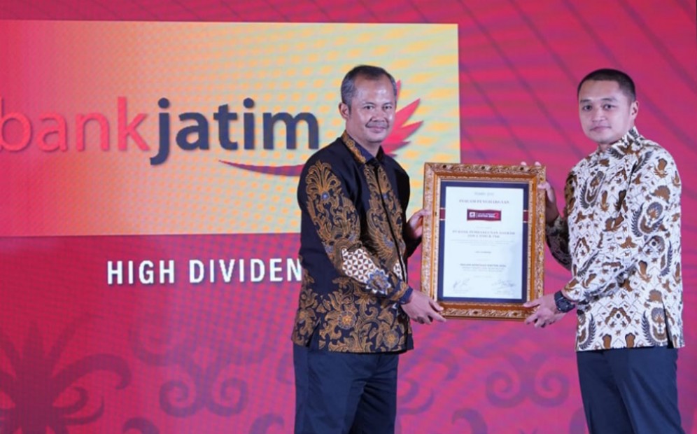 bankjatim kembali meraih penghargaan prestisius sebagai salah satu emiten kategori High Dividend dalam acara Malam Apresiasi Emiten 2024