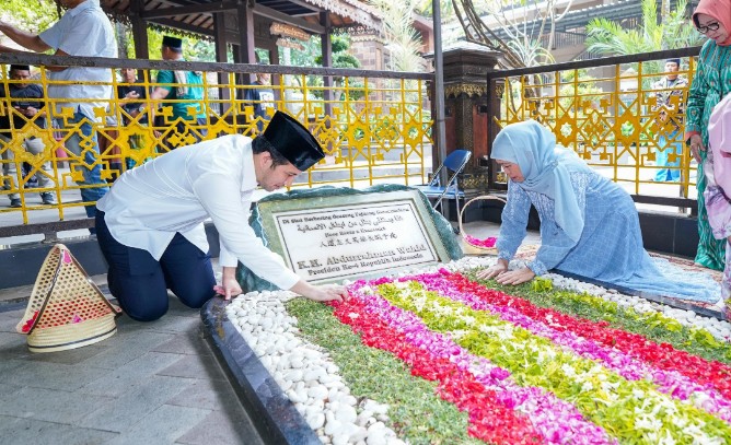 Khofifah Indar Parawansa dan Emil Elestianto Dardak melaksanakan silaturahmi ke kasepuhan Pondok Pesantren Tebuireng di Kabupaten Jombang, Jumat(2/8).