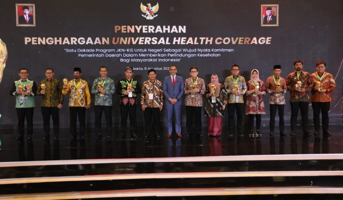 Pemkot Surabaya kembali menorehkan prestasi di kancah nasional dengan meraih penghargaan Universal Health Coverage (UHC) Award Tahun 2024 dari BPJS Kesehatan