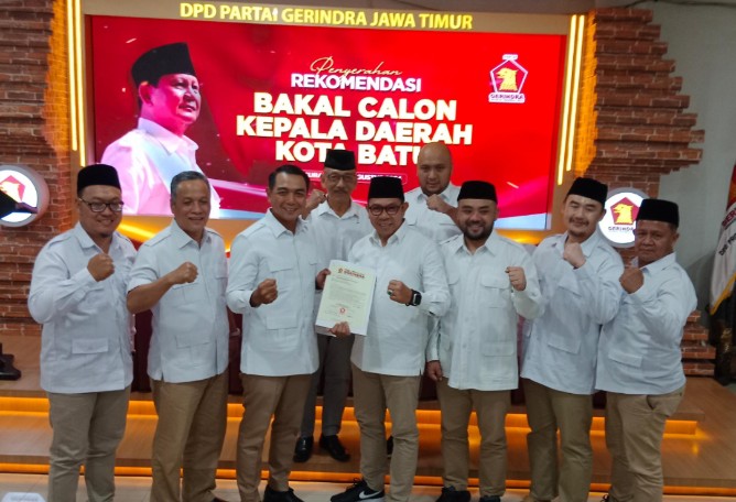 DPD Partai Gerindra Jawa Timur menyerahkan lima surat rekomendasi dari Dewan Pimpinan Pusat kepada lima bakal calon kepala daerah di Jawa Timur, Rabu (21/8) 