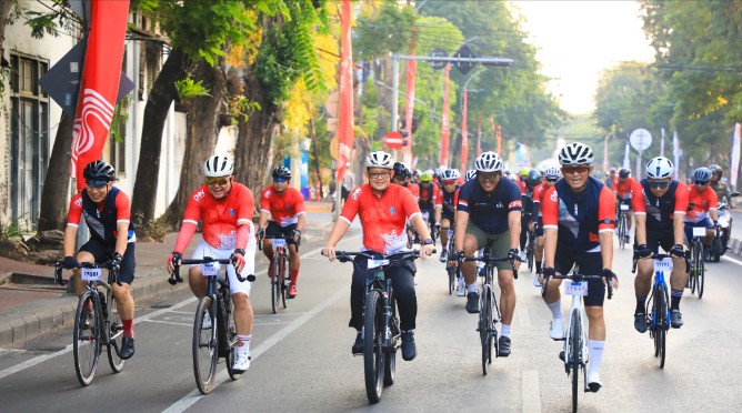 Penjabat (Pj.) Gubernur Jawa Timur Adhy Karyono melepas 250 peserta Road Bike II Gowes Kemerdekaan dalam rangka memperingati Hari Kemerdekaan Republik Indonesia ke-79 di Halaman Gedung Negara Grahadi, Sabtu (24/8) pagi.