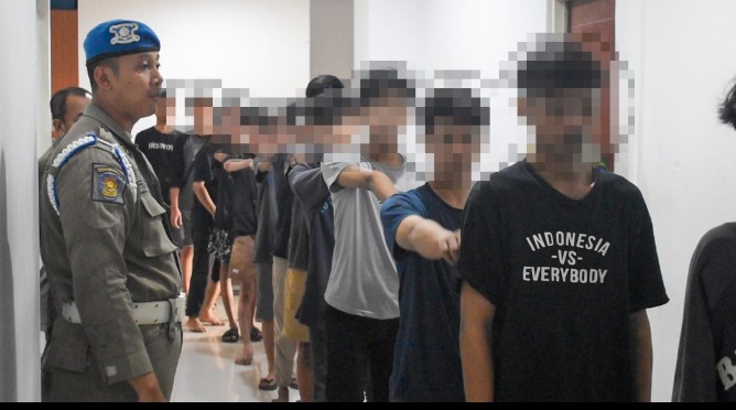Satuan Polisi Pamong Praja (Satpol PP) Kota Surabaya melakukan pembinaan terhadap 14 remaja yang terlibat dalam aksi tawuran