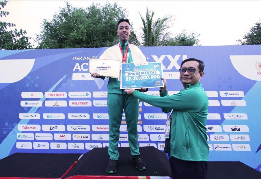 Muhammad Amirullah Al Farizi menjadi pembuka perolehan medali emas Jatim dengan kemenangan gemilang pada nomor 100 meter surface putra.