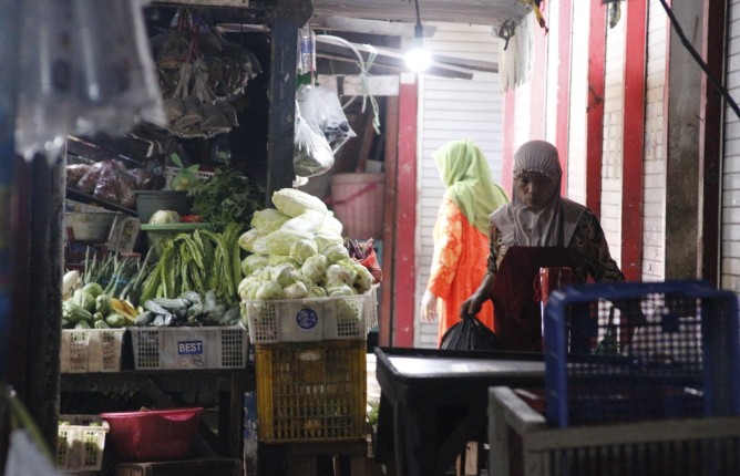 Pemkot surabaya mendirikan Kios atau Warung TPID (Tim Pengendali Inflasi Daerah) di berbagai pasar tradisional yang dikelola oleh PD Pasar Surya.