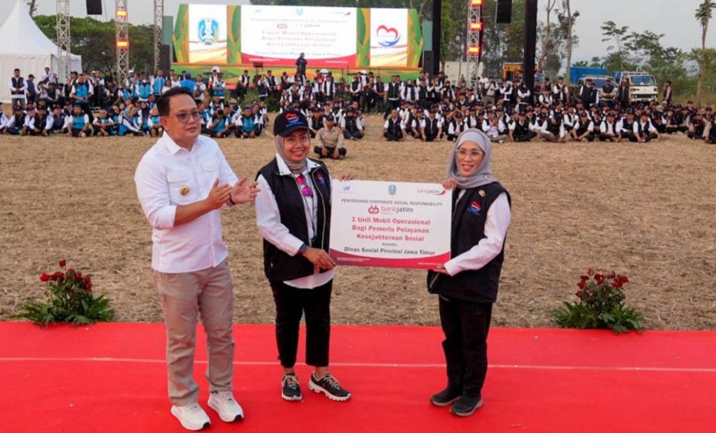 Pj. Gubernur Jawa Timur Adhy Karyon menyaksikan penyerahan CSR oleh Direktur Kepatuhan bankjatim Umi Rodiyah kepada Kepala Dinas Sosial Provinsi Jawa Timur Restu Novi Widiani, Jumat (13/9). 