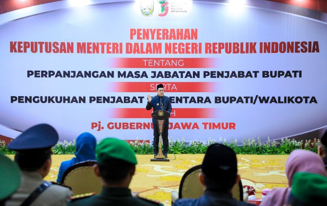 Pj. Gubernur Jatim Serahkan SK Perpanjangan Masa Jabatan Pj. Bupati dan Kukuhkan 13 Pjs. Bupati/Walikota