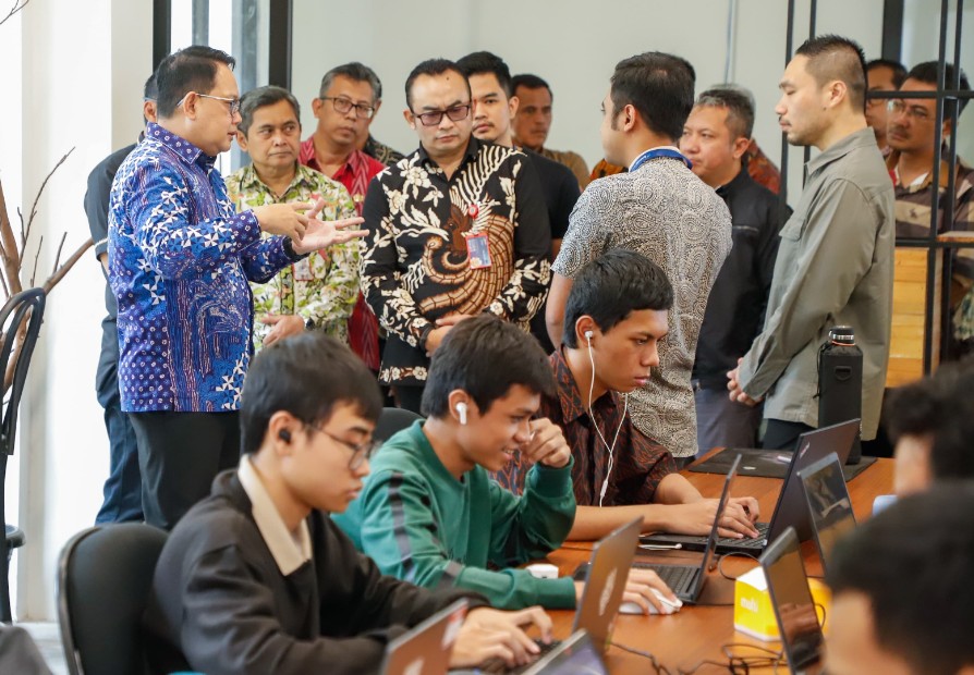 Penjabat (Pj) Gubernur Jawa Timur, Adhy Karyono, didampingi oleh CEO dan Ketua Umum Yayasan King's Singhasari, David Santoso, meninjau berbagai fasilitas di Kawasan Ekonomi Khusus (KEK) Singhasari di Malang, Jumat (27/9) . 