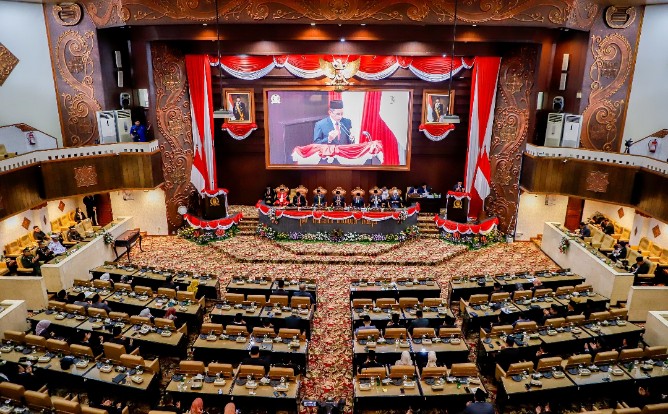 Timur dalam rangka pengambilan sumpah dan janji pimpinan DPRD Jatim periode 2024-2029, di Gedung DPRD Jatim, Kamis (24/10).