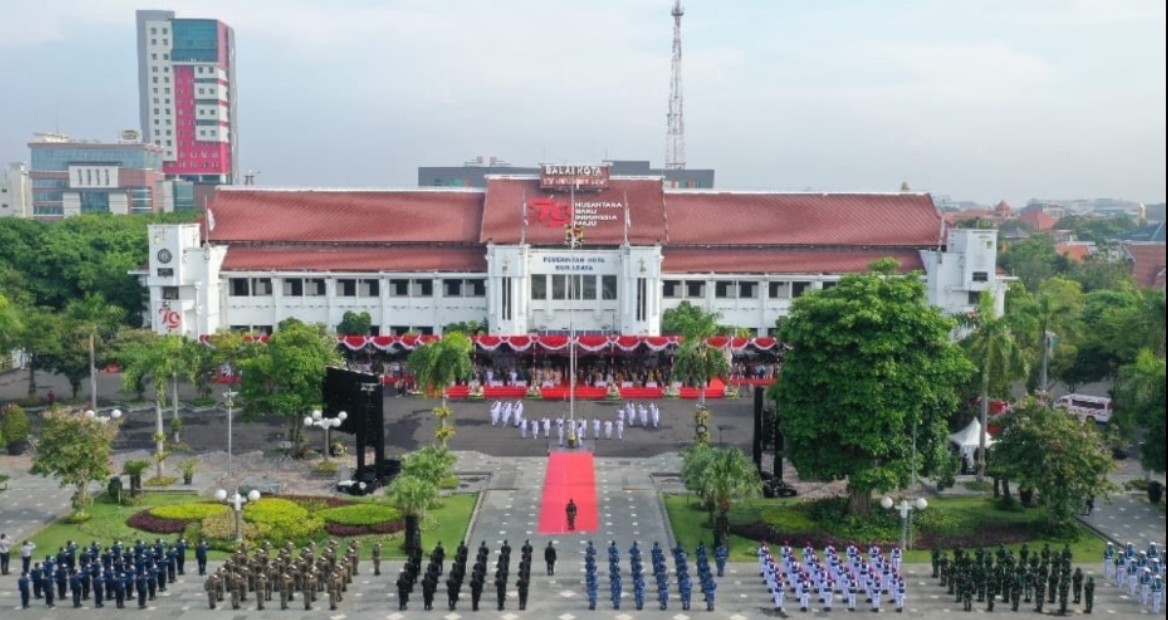 Pemerintah Kota (Pemkot) Surabaya menggelar upacara peringatan Hari Pahlawan di Balai Kota pada Minggu, 10 November 2024.