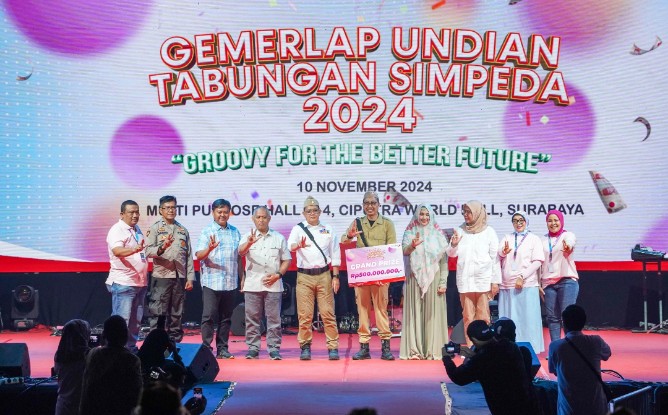 Gemerlap Undian Tabungan Simpeda Tingkat Regional tahun 2024, telah sukses diselenggarakan oleh PT Bank Pembangunan Daerah Jawa Timur Tbk (bankjatim). 