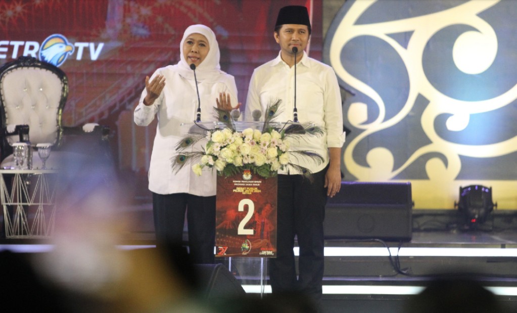 Pasangan Calon Gubernur dan Wakil Gubernur Jawa Timur nomor urut 2 Khofifah Indar Parawansa-Emil Elestianto Dardak saat debat publik yang digelar di Surabaya, Senin (18/11)