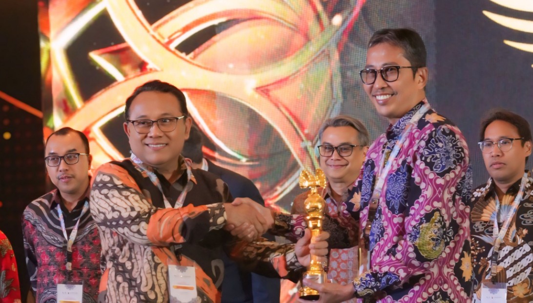 bankjatim sukses mendapat penghargaan gold rank dalam The Asia Sustainability Reporting Rating (ASRRAT) 2024.