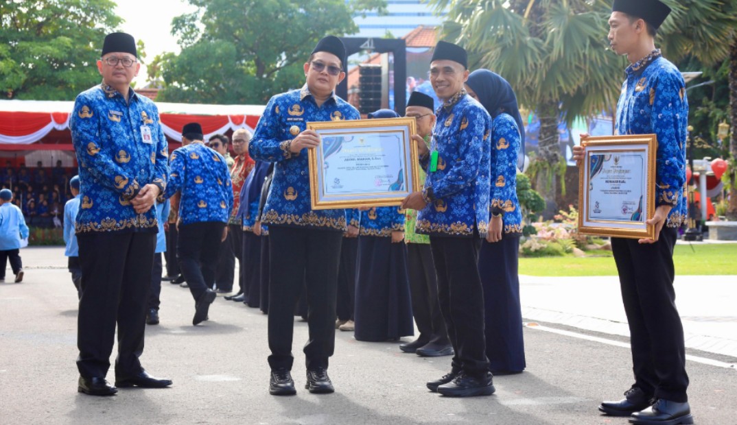 Peringatan Hari Ulang Tahun (HUT) Korps Pegawai Republik Indonesia (KORPRI) ke-53 berlangsung khidmat di Halaman Gedung Negara Grahadi, Surabaya,  Jumat (29/11)