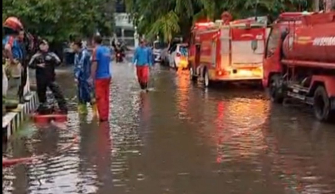Dinas Pemadam Kebakaran dan Penyelamatan (DPKP) Kota Surabaya sigap mengerahkan lebih dari 20 armada untuk mengatasi banjir lokal.