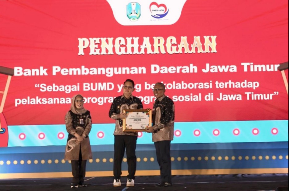penghargaan diserahkan oleh Pj Gubernur Jawa Timur Adhy Karyono bersama Kepala Dinas Sosial Provinsi Jawa Timur Restu Novi Widiani dan diterima oleh Direktur Manajemen Risiko Bank Jatim Eko Susetyono (5/12).
