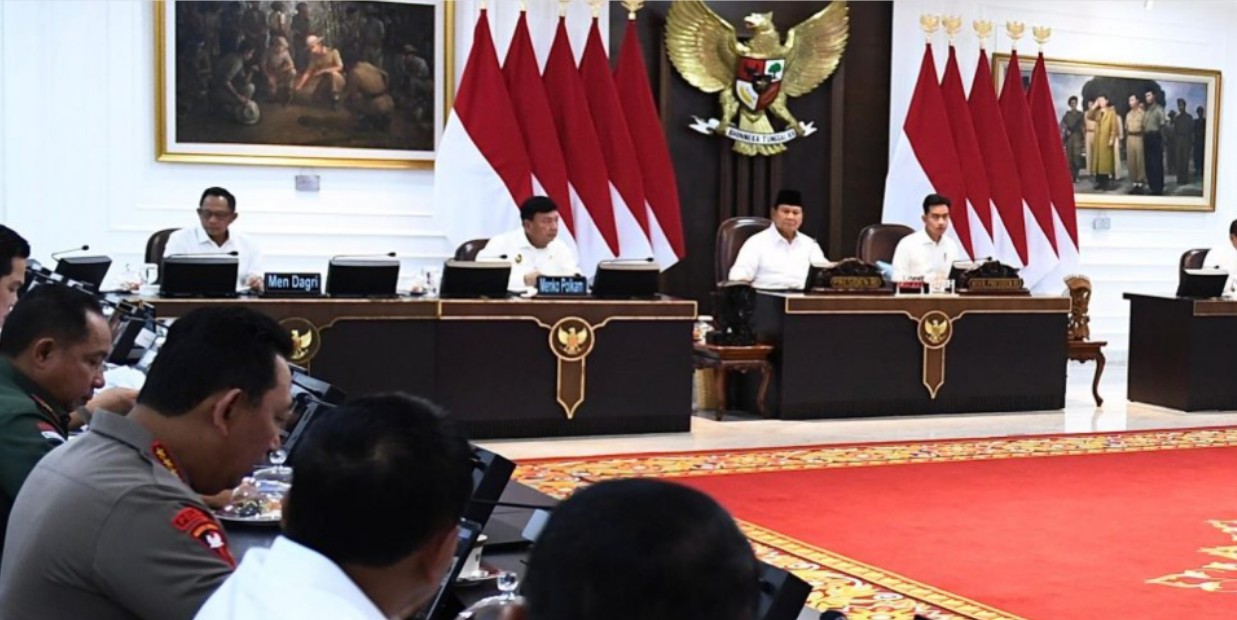 Presiden Prabowo Subianto memimpin rapat terbatas Presiden Prabowo Fokus Pastikan Perayaan Natal dan Tahun Baru Berjalan Lancar
