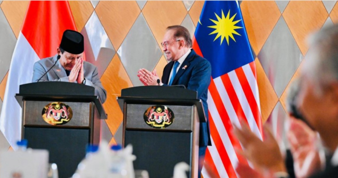 Presiden Republik Indonesia, Prabowo Subianto, melakukan keterangan pers bersama Perdana Menteri Malaysia, Anwar Ibrahim, di Menara Kembar Petronas, Kuala Lumpur, pada Senin, 27 Januari 2025. Foto: BPMI Setpres/Laily Rachev