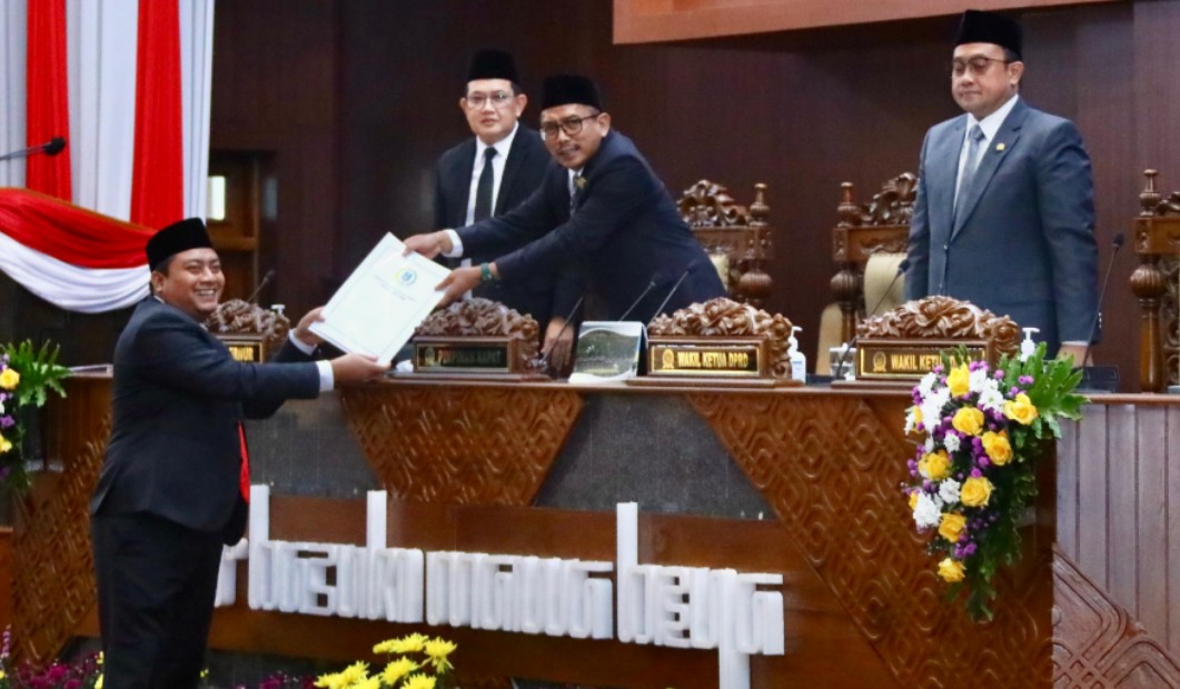 Pj. Gubernur Jatim Sampaikan Jawaban Eksekutif Terkait Raperda BUMD, DPRD Umumkan Gubernur Terpilih