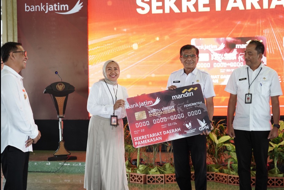 PemKab Pamekasan bersama dengan PT Bank Pembangunan Daerah Jawa Timur Tbk (bankjatim) secara resmi telah melaunching Kartu Kredit Indonesia (KKI), Rabu (5/2). 