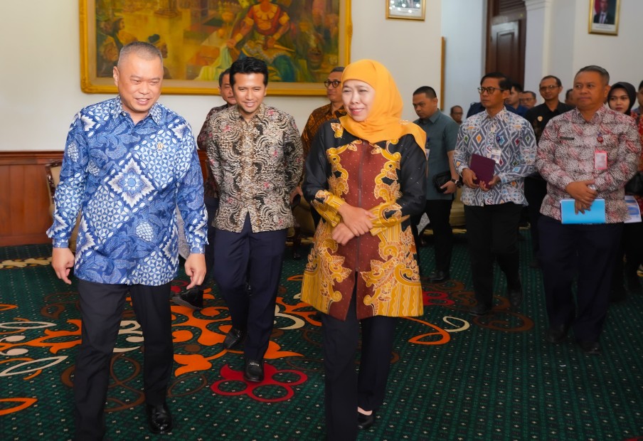 Gubernur Jawa Timur, Khofifah Indar Parawansa saat menerima kunjungan kerja Menteri Perhubungan, Dudy Purwagandhi, di Gedung Negara Grahadi, Jumat (7/3).