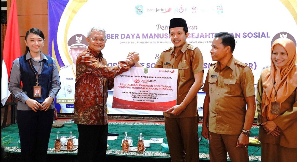 PT Bank Pembangunan Daerah Jawa Timur Tbk (Bank Jatim) secara resmi telah menyerahkan bantuan Corporate Social Responsibility (CSR) kepada Pemerintah Kabupaten Trenggalek pada hari Selasa (15/4).