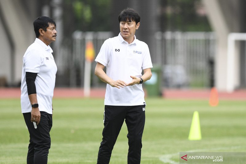 Pelatih Timnas Indonesia Shin Tae-yong (kanan) berbincang dengan asisten pelatih Indra Sjafri saat seleksi pemain Timnas Indonesia U-19 di Stadion Wibawa Mukti, Cikarang, Bekasi, Jawa Barat, Senin (13/1/2020). . ANTARA FOTO/Hafidz Mubarak A/wsj.

