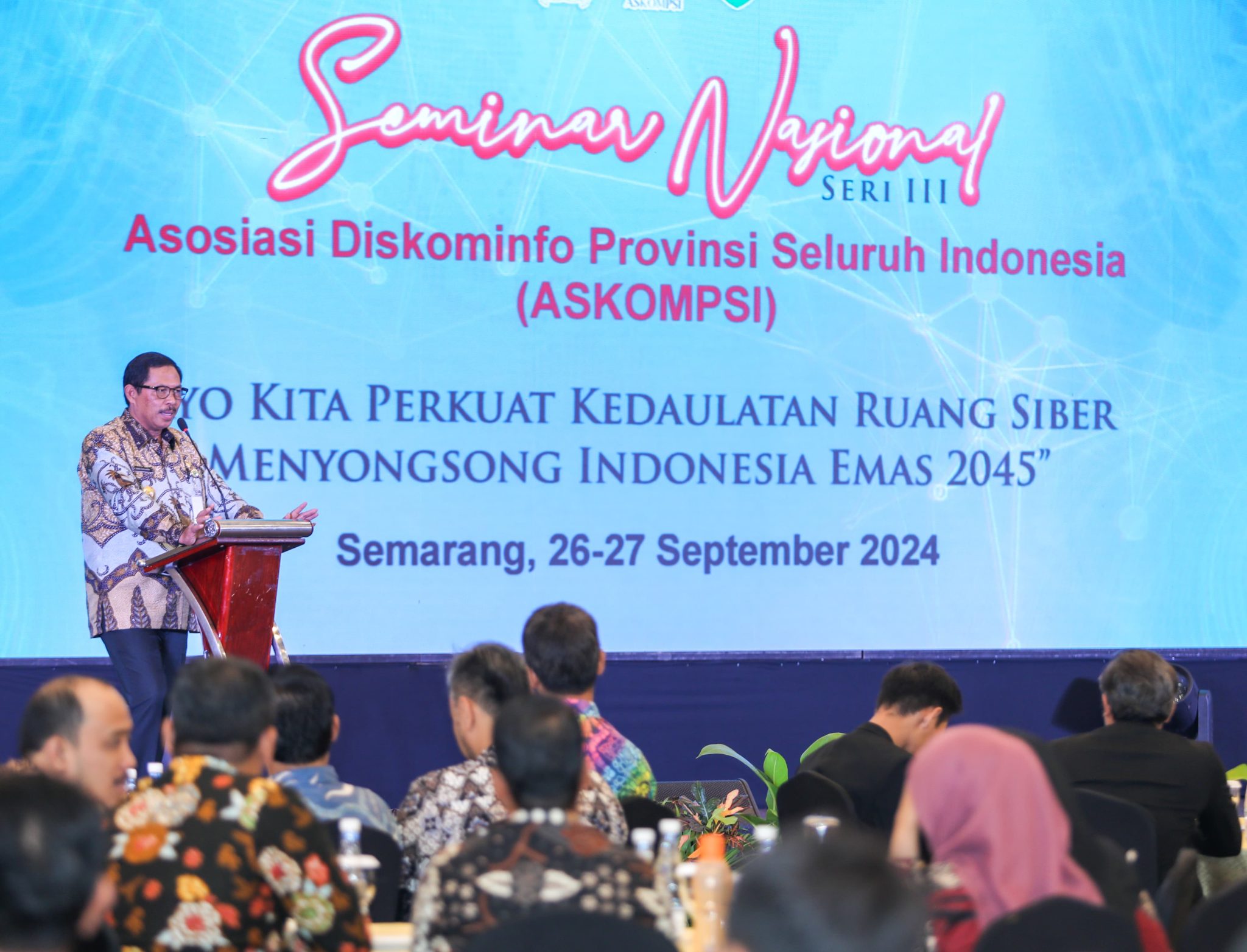Penjabat Gubernur Jawa Tengah, Nana Sudjana saat membuka Seminar Nasional seri III yang diselenggarakan Asosiasi Diskominfo Provinsi Seluruh Indonesia, Kamis (26/9/2024) di Patra Convention Hotel, Semarang