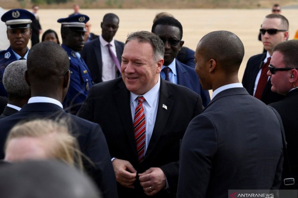Menteri Luar Negeri Amerika Serikat Mike Pompeo berbicara dengan petugas setempat setelah tiba Bandara Internasional Blaise Diagne di Senegal, Sabtu (15/2/2020). Andrew Caballero-Reynolds/Pool via REUTERS/ama/djo (REUTERS/POOL)