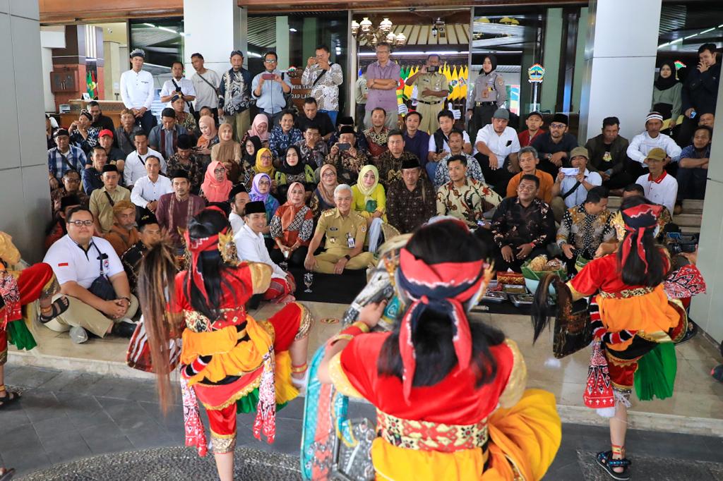 Puluhan seniman dari kelompok kesenian kuda lumping dan topeng ireng menggeruduk kantor Pemerintah Provinsi Jawa Tengah, Senin (4/9/2023). 