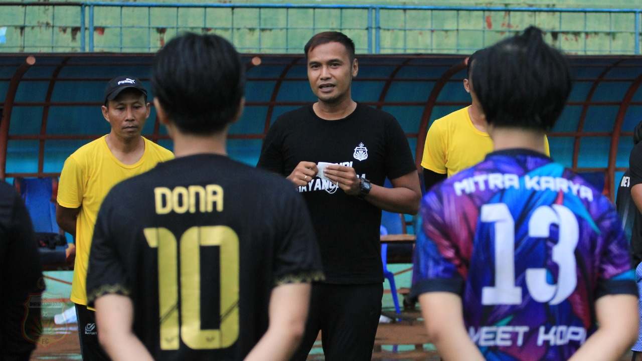 Charis Yulianto pelatih Bhayangkara Solo FC putri. ist