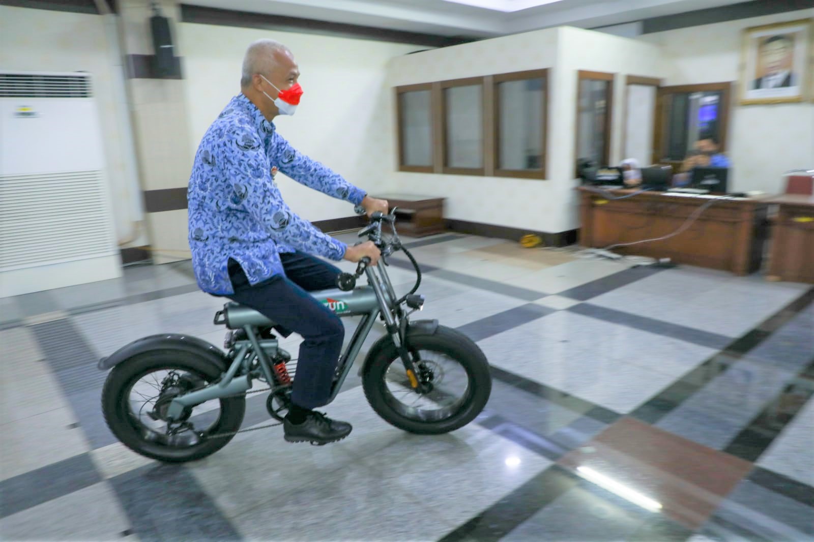 Gubernur Jawa Tengah Ganjar Pranowo mencoba Ecobike di Gedung Gradhika Bakti Praja, kompleks kantor Gubernur Jateng, Kamis (17/3/2022).