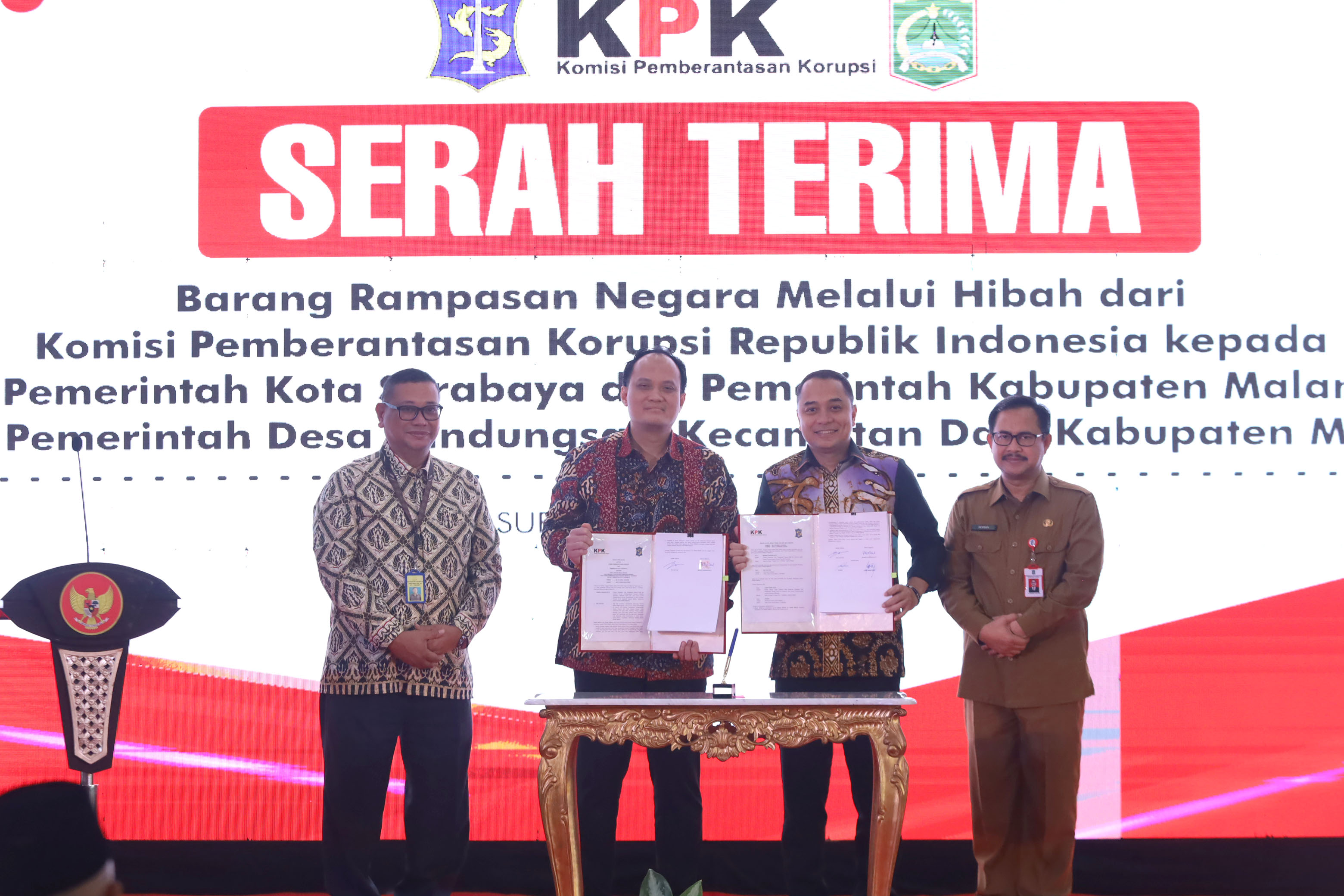 Pemkot Surabaya menerima hibah barang rampasan negara senilai Rp11,7 miliar. Serah terima aset tersebut berlangsung di Lobi Lantai 2 Balai Kota Surabaya, Selasa (18/3/2025)