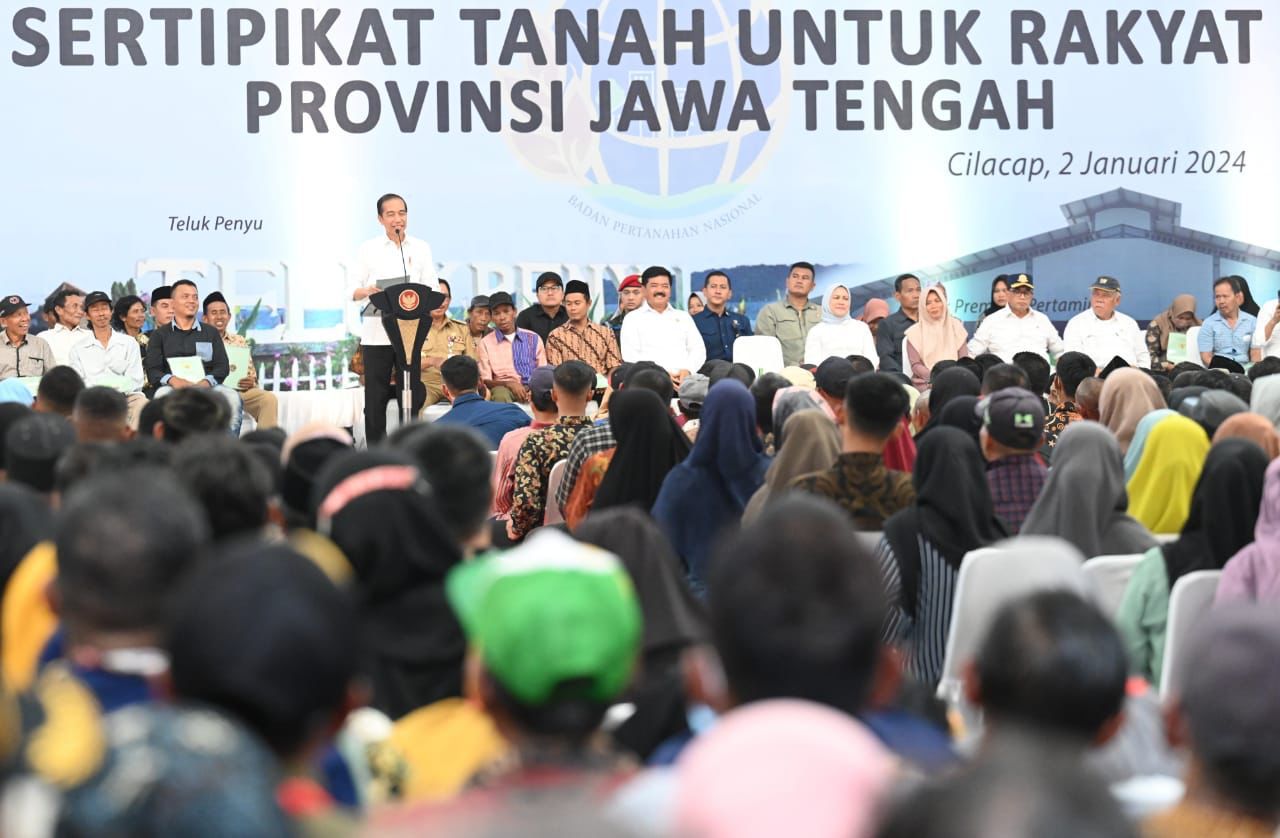 Presiden Jokowi menyerahkan 2.000 sertifikat tanah untuk rakyat, Selasa (02/01/2024), di Gedung Tenis Indoor Premium Pertamina, Kabupaten Cilacap, Jawa Tengah. (Foto: BPMI Setpres/Kris)