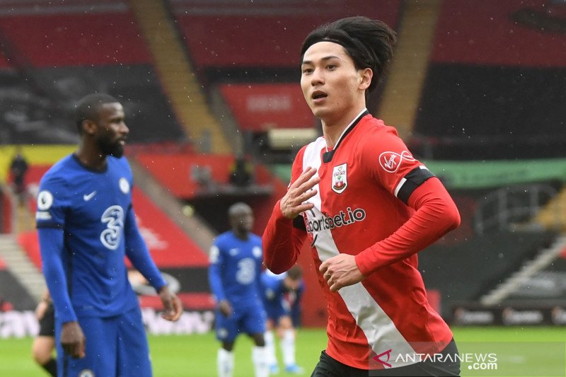Pesepak bola Southampton Takumi Minamino melakukan selebrasi setelah berhasil mencetak gol ke gawang Chelsea dalam laga lanjutan Liga Inggris, di Stadion St Mary's, Southampton, Inggris, Sabtu (20/2/2021). Babak pertama usai  Southampton unggul 1-0 atas C