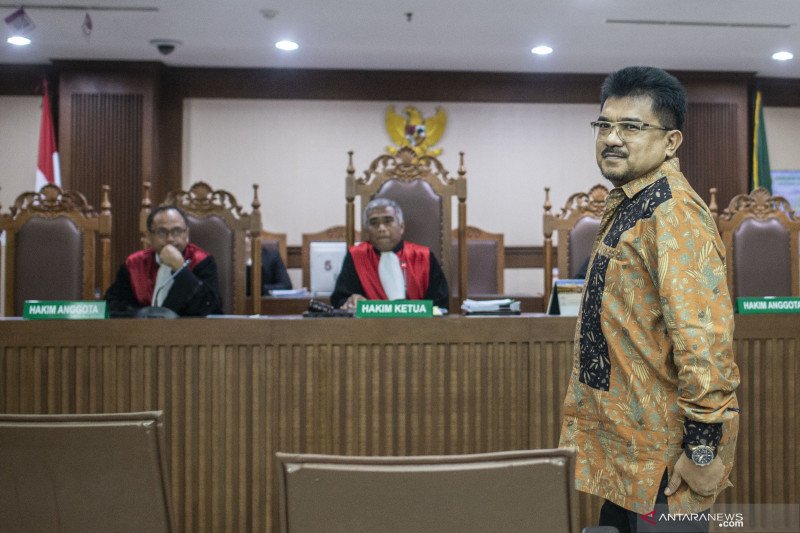 Mantan Kepala Kantor Pelayanan Pajak Penanaman Modal Asing Tiga (KPP PMA Tiga) Yul Dirga (kanan) menjalani sidang dakwaan di Pengadilan Tipikor, Jakarta