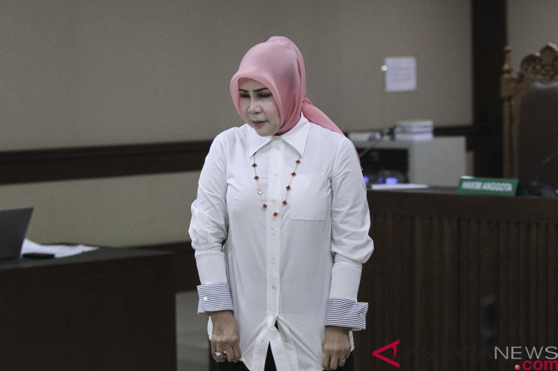 Istri mantan Sekretaris Mahkamah Agung (MA) Nurhadi Abdurachman, Tin Zuraida bersiap memberikan kesaksian pada sidang lanjutan kasus dugaan pemberian suap kepada panitera PN Jakarta Pusat dengan terdakwa Eddy Sindoro di Pengadilan Tipikor, Jakarta, Senin 