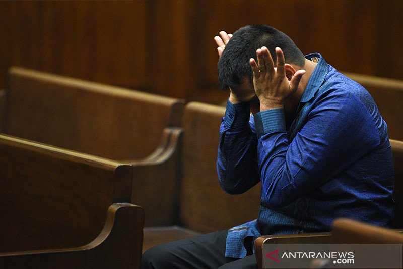 Dokumentasi - Terdakwa kasus dugaan suap di Pengadilan Negeri Jakarta Utara Rohadi menunggu dimulainya sidang lanjutan di Pengadilan Tipikor, Jakarta Pusat, Senin (10/10). Dalam sidang itu, Jaksa Penuntut Umum KPK menghadirkan lima orang saksi untuk dilak