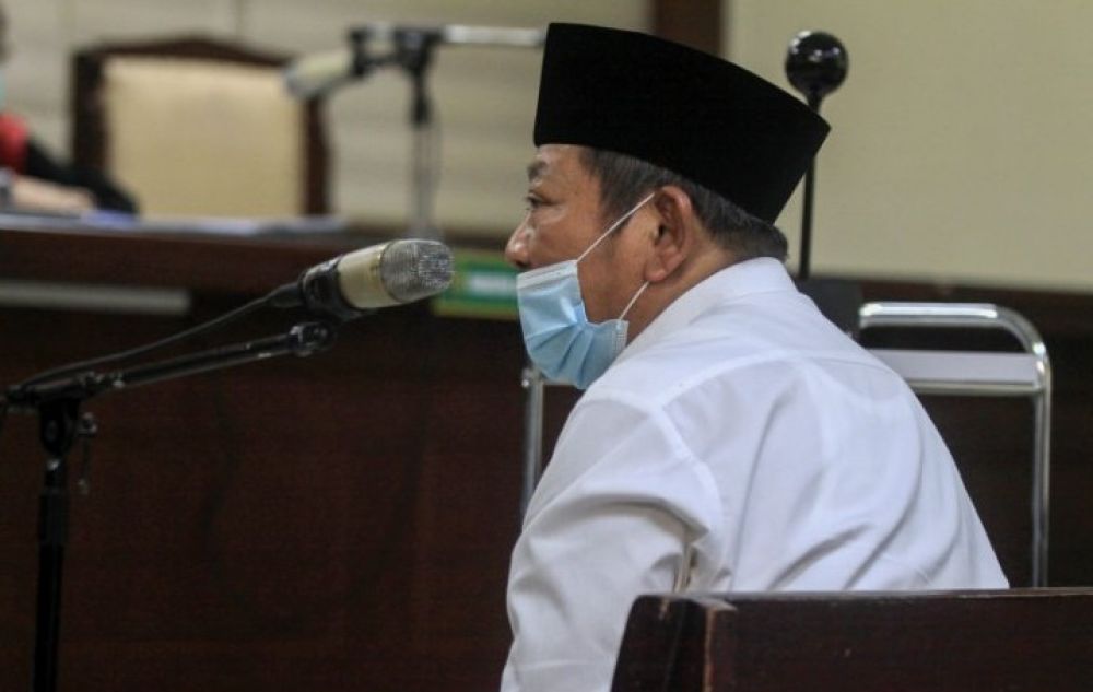 Bupati Sidoarjo nonaktif Saiful Ilah saat mendengar dakwaan JPU KPK di ruang sidang Candra Pengadilan Tipikor Surabaya, Juanda Sidoarjo, Rabu (3/6).
