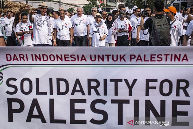 Dokumentasi - Menteri Luar Negeri Retno Marsudi (tengah) bersama Menteri Luar Negeri Palestina Riyad al-Malki (tengah kiri) berjalan bersama dalam kegiatan "Walk for Peace and Humanity" saat berlangsung hari bebas kendaraan bermotor (HBKB) di kawasan Bund