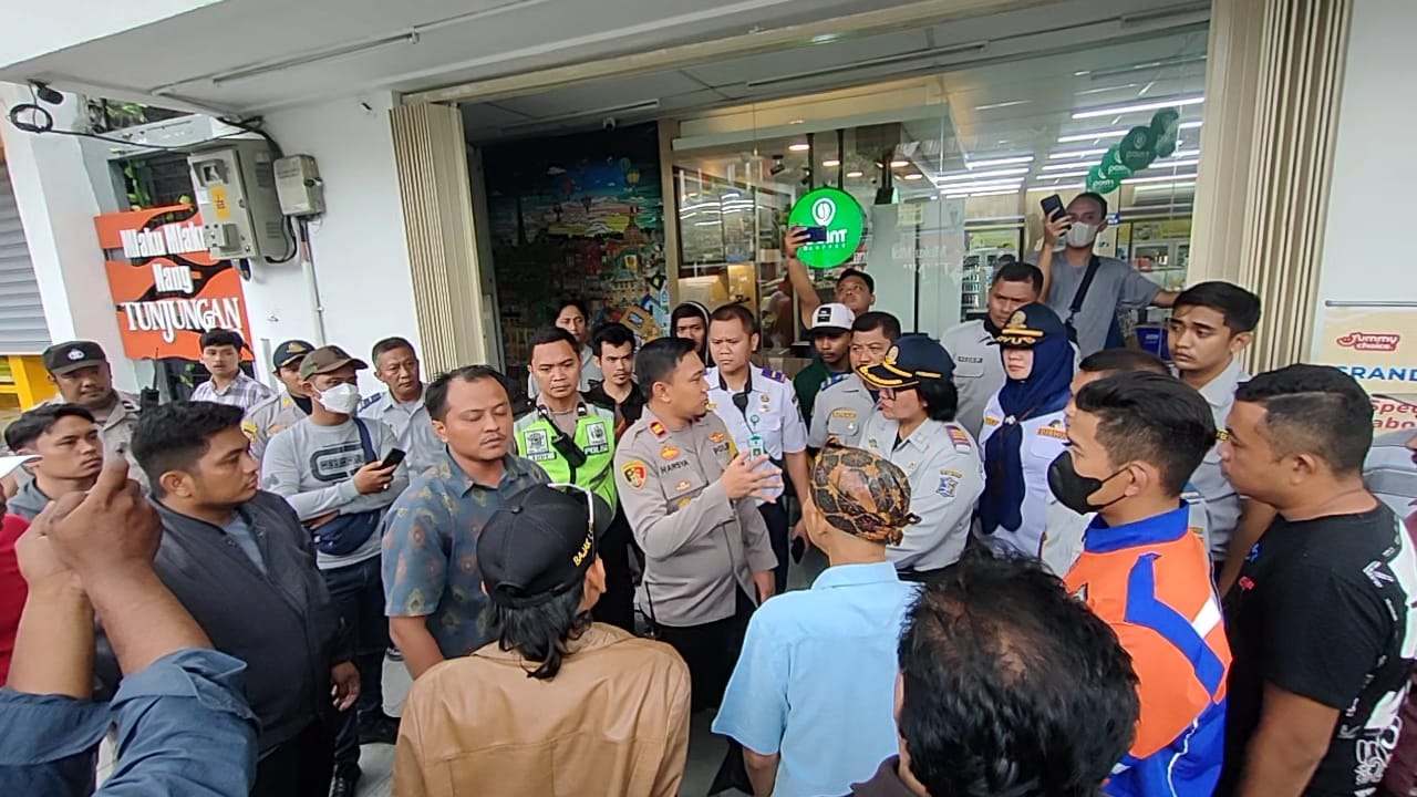 Pemerintah Kota (Pemkot) Surabaya melalui Dinas Perhubungan (Dishub) menerapkan kebijakan pembayaran non-tunai pada seluruh titik parkir Tepi Jalan Umum (TJU). 