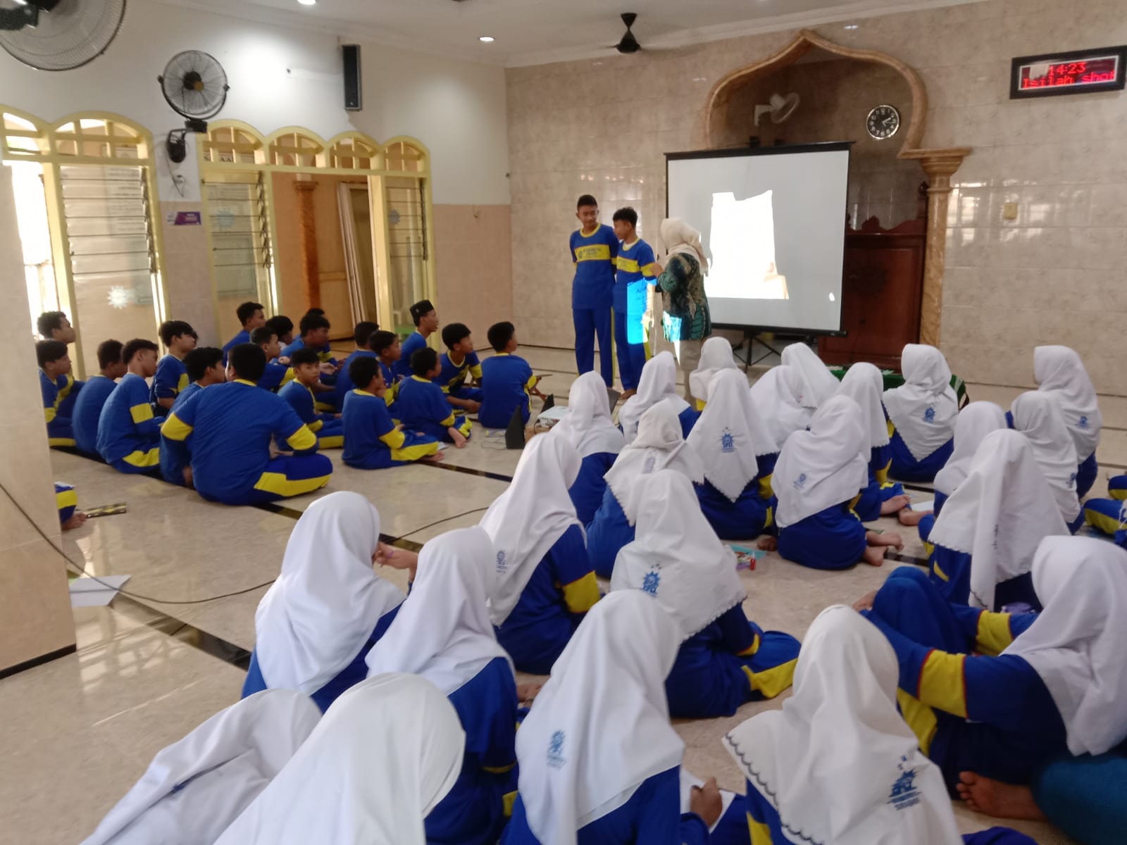 DP3APPKB Kota Surabaya menyelenggarakan Sosialisasi Dinamika Remaja 